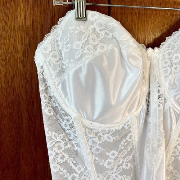 Va‎ Bien White Lace Corset – Size 44C - Picture 4 of 8
